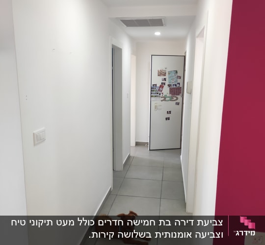 קיר צבוע בלבן עם קיר נוסף בצבע ורוד